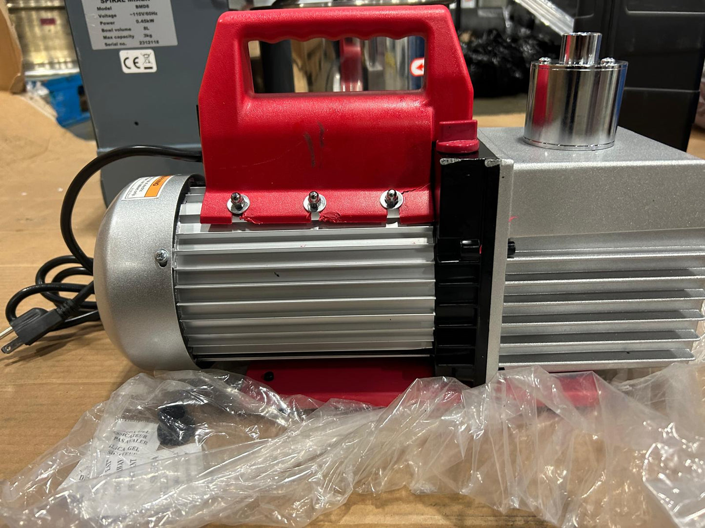 Robinair 15800 VacuMaster Economy Vacuum Pump - 2-Stage, 8 CFM, CHROME,Red/Silver (look at the pictures)