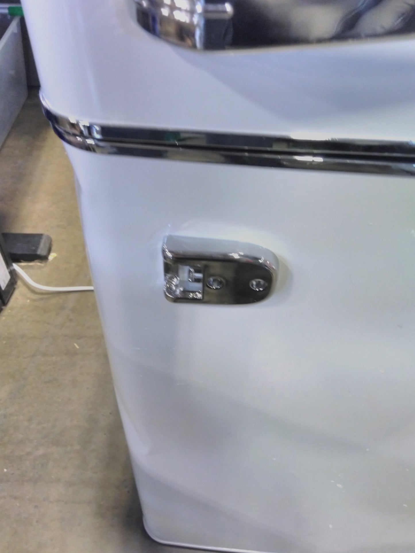 Slightly Damaged NEW Commercial Cool 4.5 cu. ft. TM Retro Mini Fridge in White