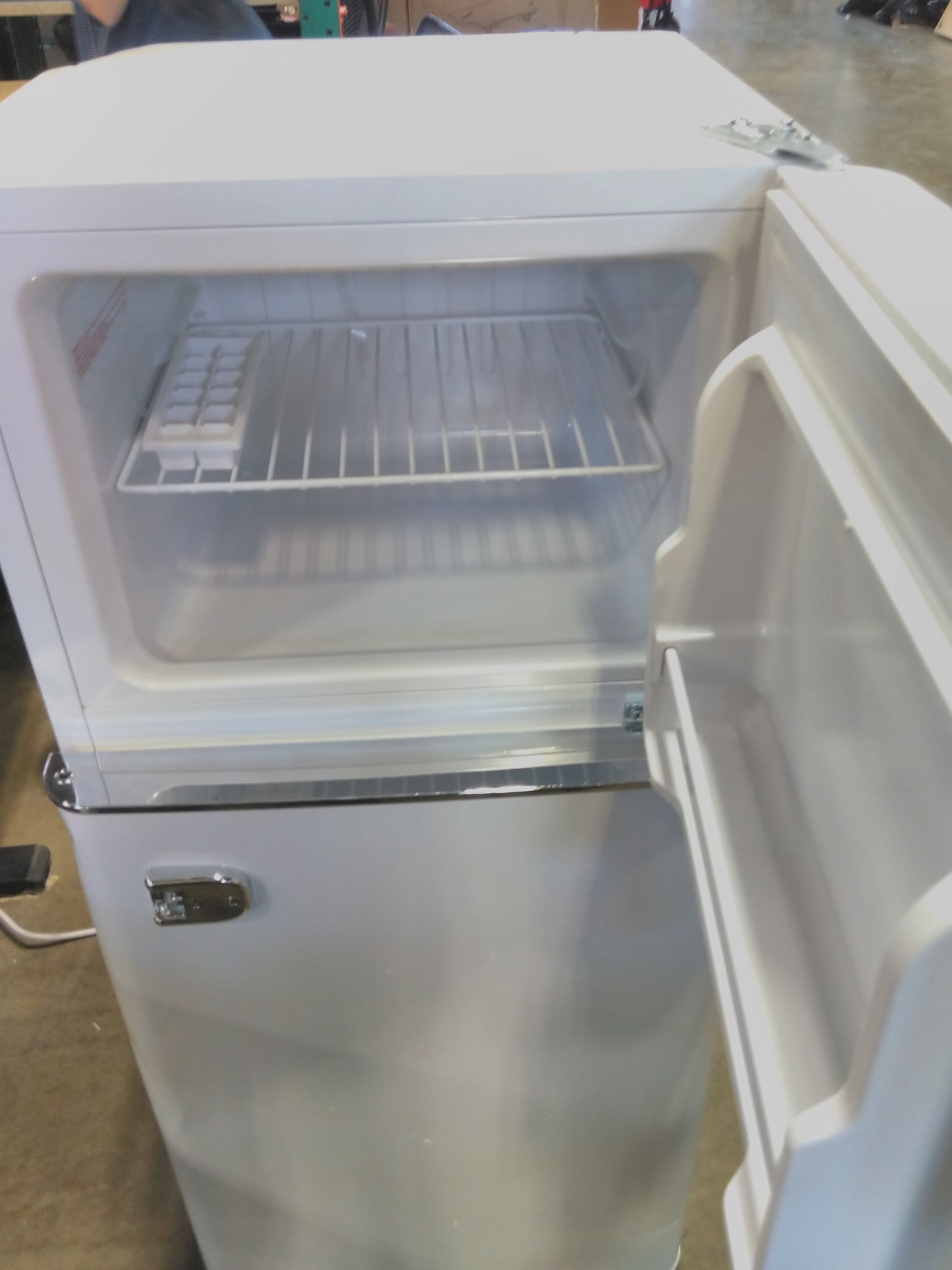 Slightly Damaged NEW Commercial Cool 4.5 cu. ft. TM Retro Mini Fridge in White