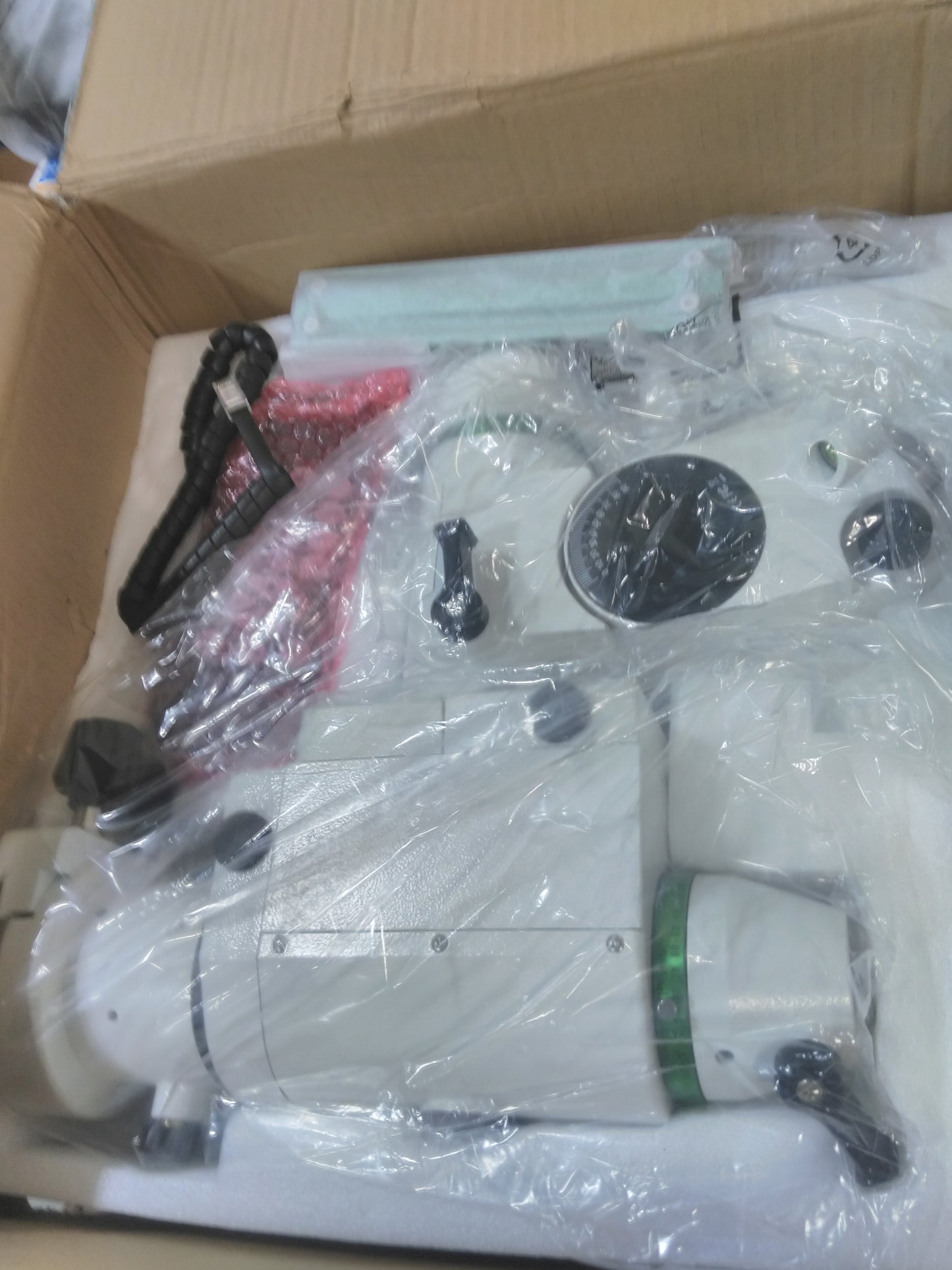 Sky Watcher HEQ5 – Fully Computerized GoTo German Equatorial Telescope Mount – Motorized Astrophotography Mount with 42,000 Object Database,White