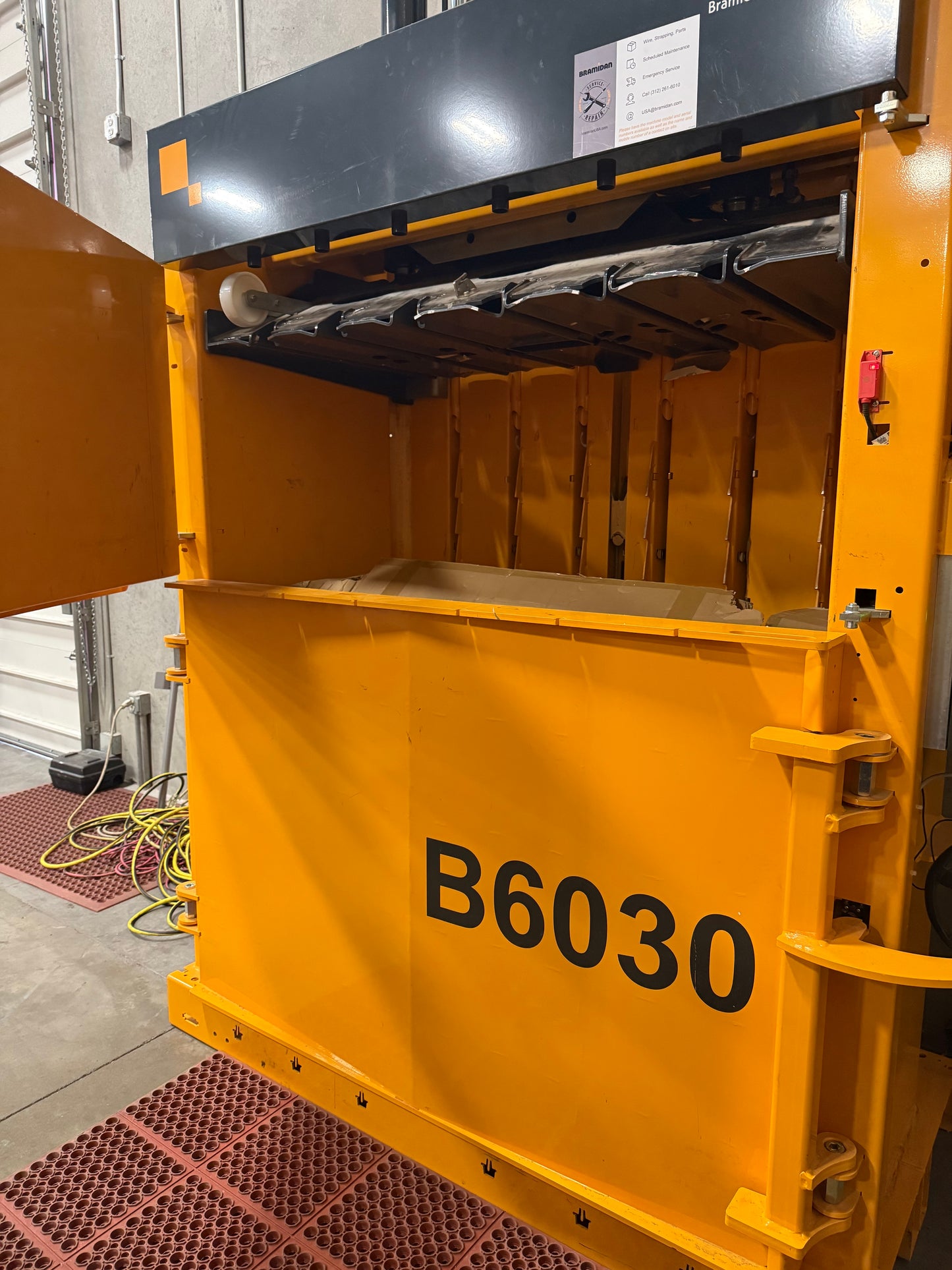 BRAMIDAN VERTICAL BALER B6030