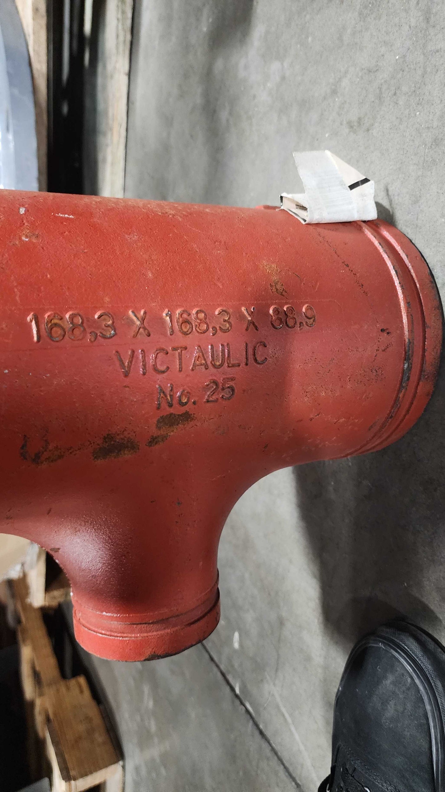 Victaulic FC20025P00 Model 25 Orange Enamel Painted Ductile Iron Standard Reducing Tee, 2-1/2 X 2-1/2 X 2 IN, Grooved End