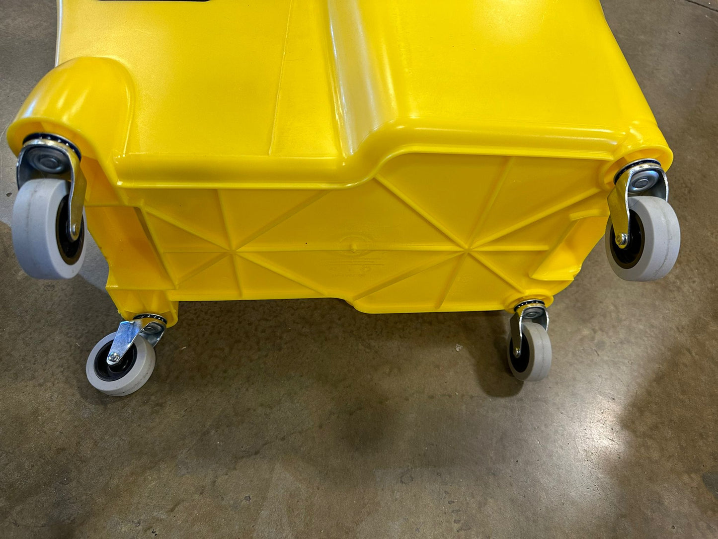Rubbermaid Commercial Product 31QT Tandem Bucket, Yellow