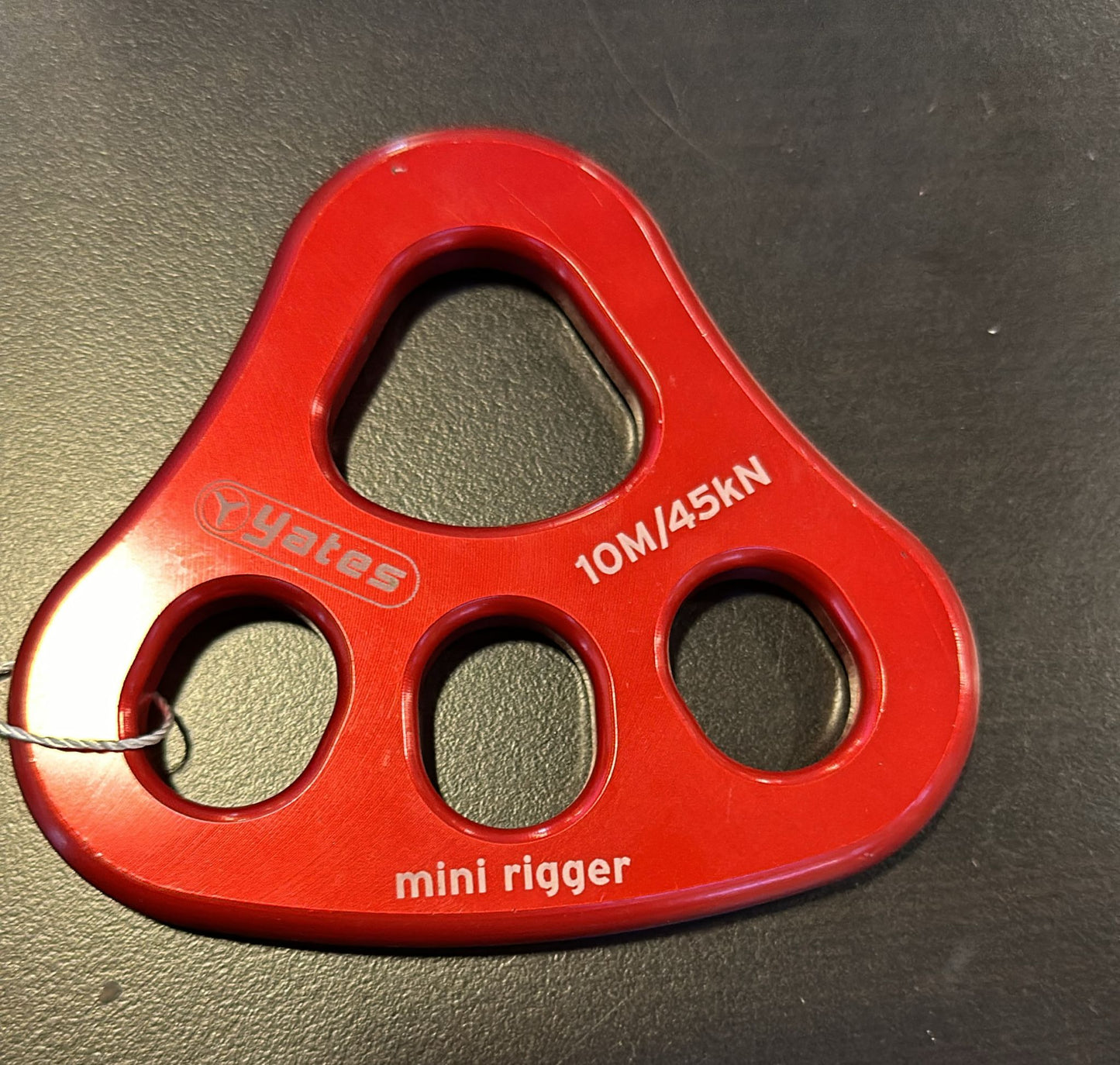 Yates 1012 MINI RIGGER Small rigging plate ideal for all technical rescue rigging applications. Made of 3/8 inch high strength 6061-T6 aircraft aluminum. Length 4 inches, width 4.4 inches. Hole size .75 inch (19mm). Strength 10,000 lbf. (44kN).