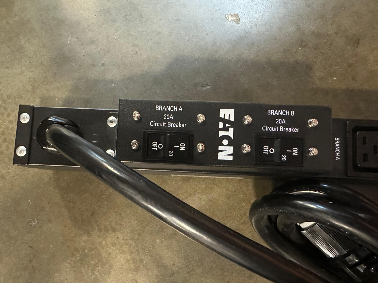 Eaton Basic rack PDU ePBZ80 24A In: L6-30P OUT: 30xC13+6xC19 4.99KW POWER BAR