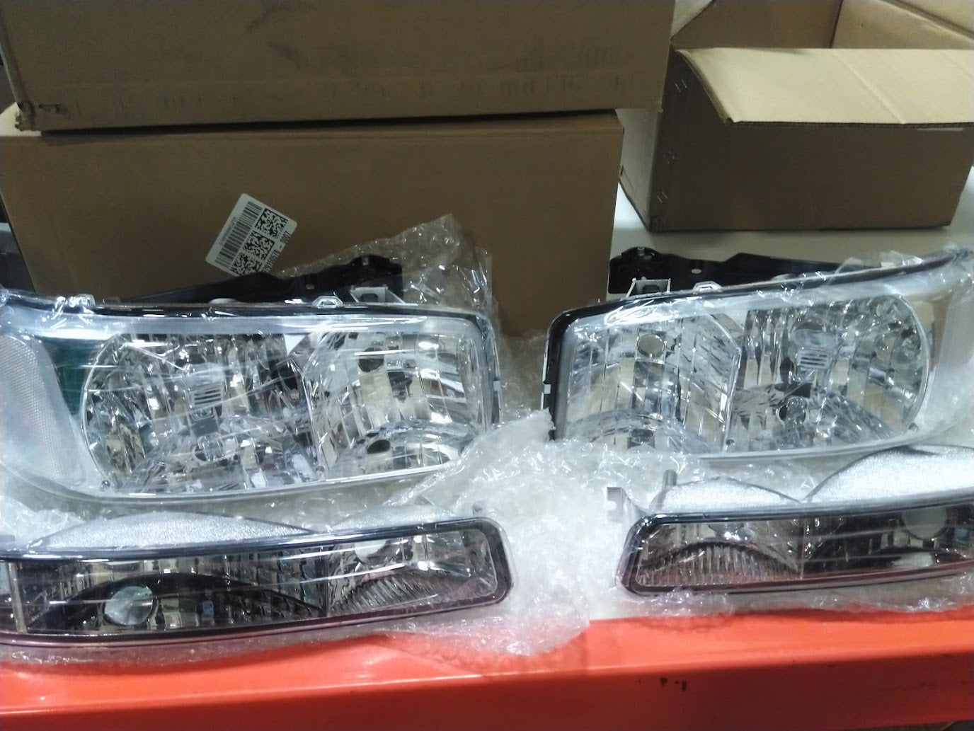 Crystal Clear Headlight with Lower Turn Signal Assembly Compatible with 99-02 Silverado and 00-06 Suburban/Tahoe