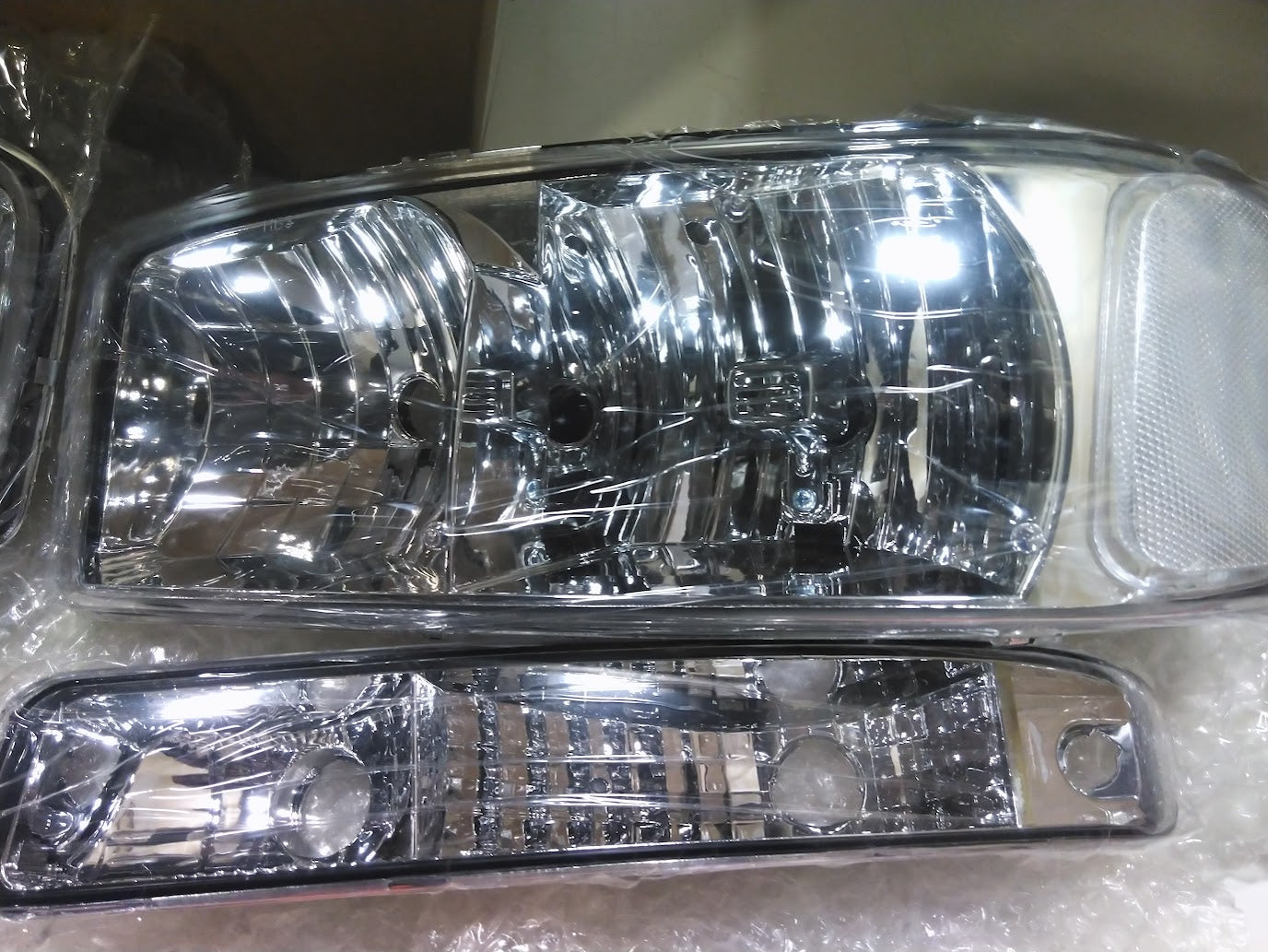 Crystal Clear Headlight with Lower Turn Signal Assembly Compatible with 99-02 Silverado and 00-06 Suburban/Tahoe