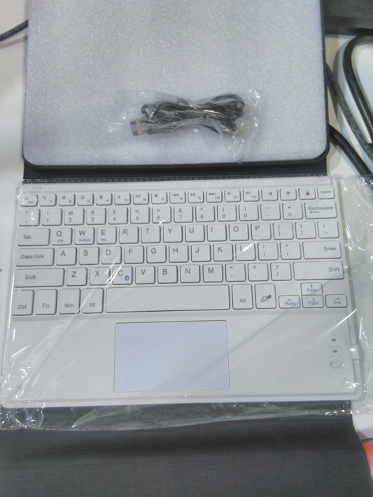 IPAD KEYBOARD AND IPAD CASE