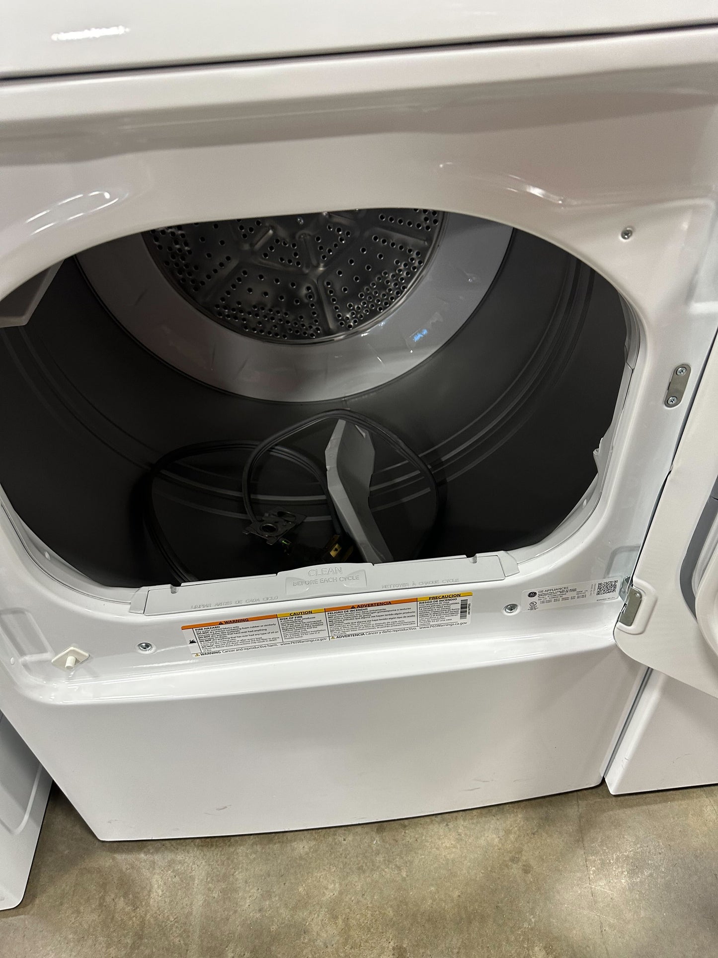 GE 7.2 cu. ft. vented Electric Dryer in White with Auto Dry GTD38EASWWS-2