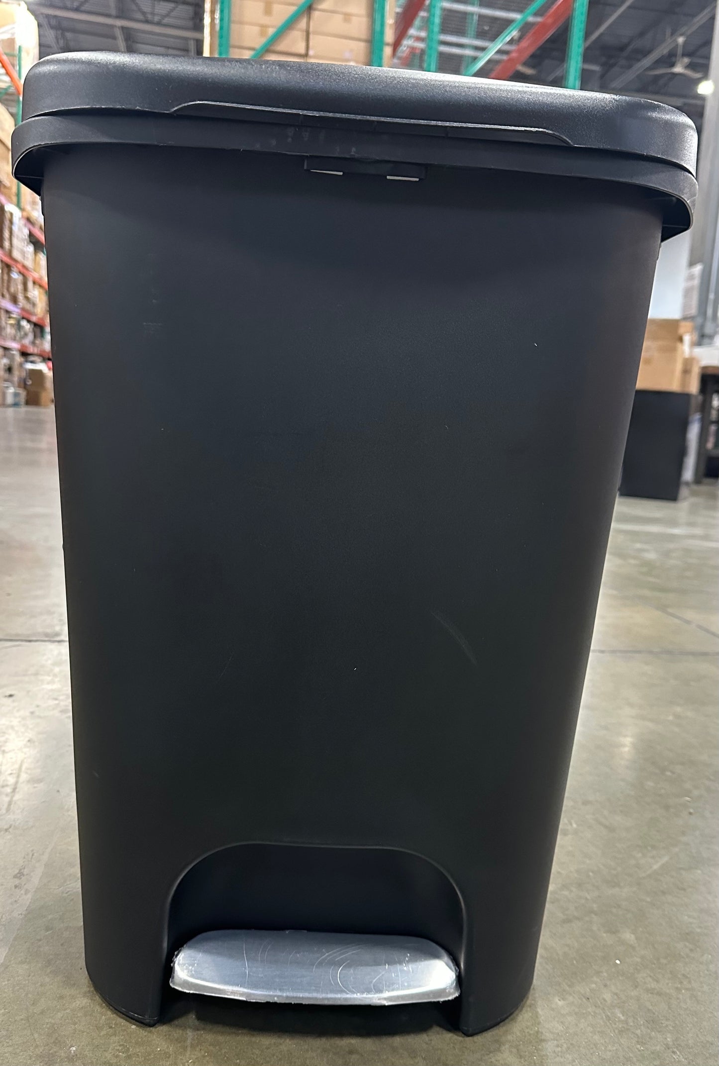 Rubbermaid Classic Step-On Trash Can with Lid